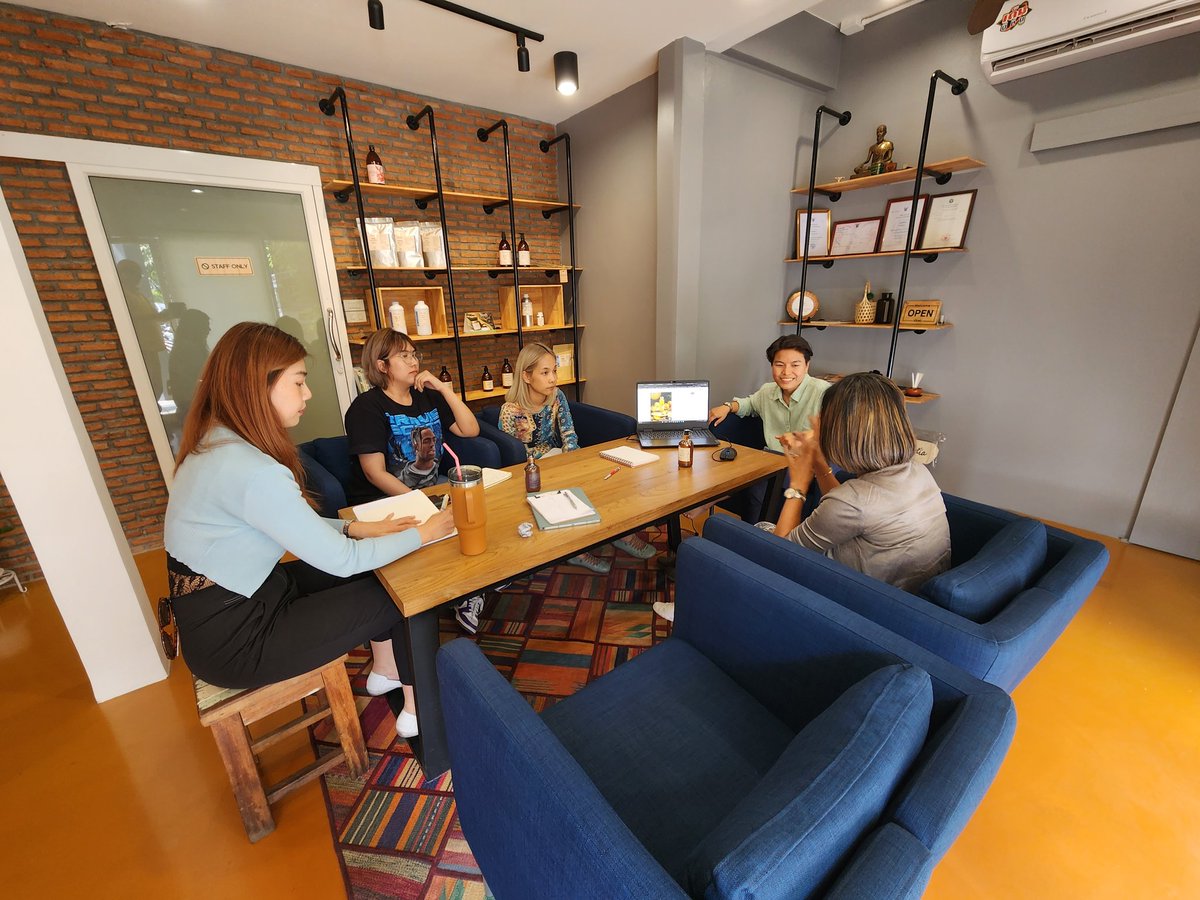 AlodiaOils's tweet image. Discussing the redesign of our retail products.
Exciting times.
#alodia #retailproducts #spaproducts