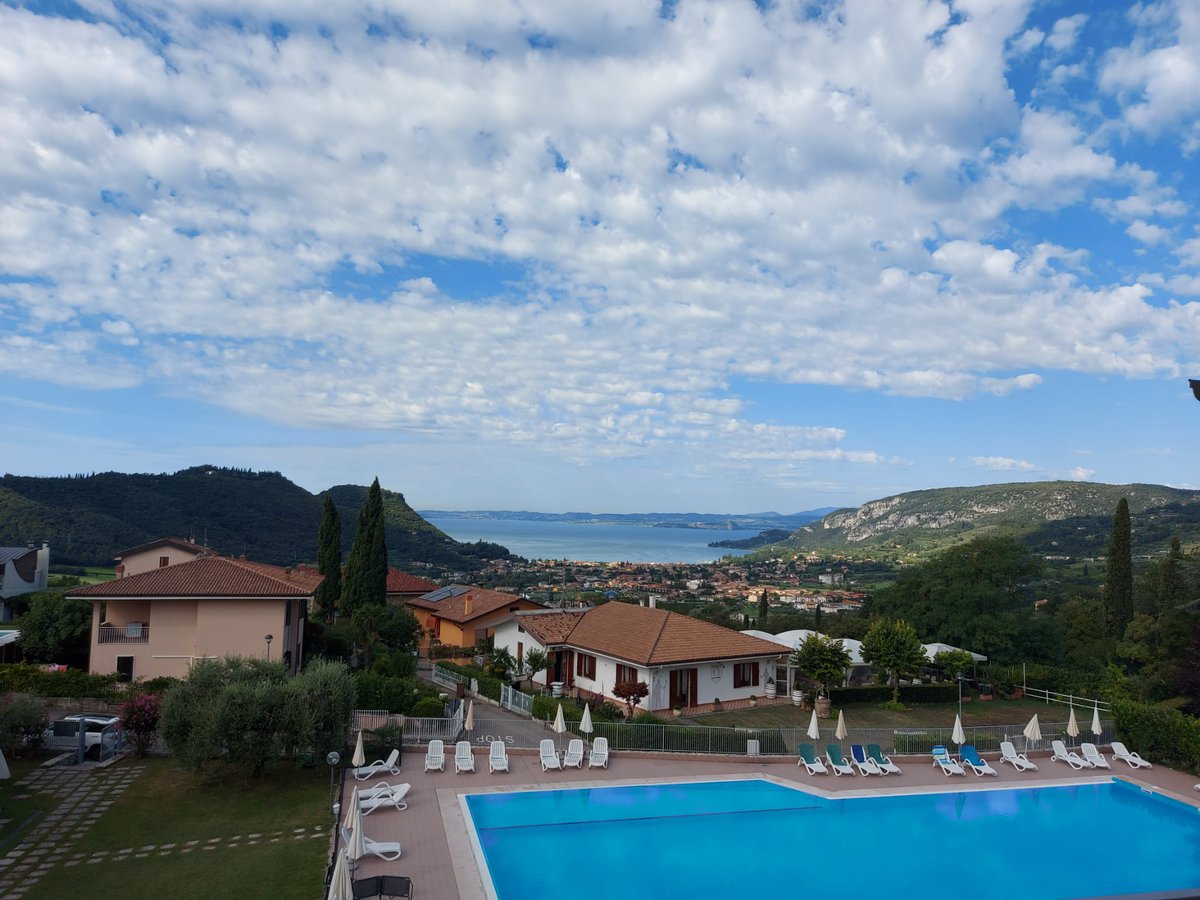 C'è un motivo se li chiamiamo "La Vedetta del Golfo" 👀 
I nostri #AppartamentiSanCarlo a #Costermano sul #LagodiGarda aprono oggi 😎👇🏻

sancarlocostermano.com