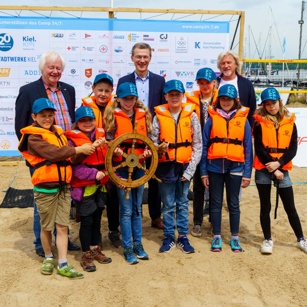 Der Aufbau des Segelcamp an der Kiellinie ist bereits in vollem Gange. Am 05. Mai wird das Steuerrad für die Saison 2023 an die Segelkids übergeben. @stadt_kiel @StadtwerkeKiel #Grundschüler_der_Friedrich_Junge_Schule presse.kiel-marketing.de/pressreleases/…