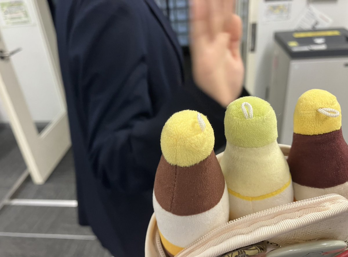mizkan_official's tweet photo. 新入社員さん配属されて初めての華金。今日は同期とゆっくり飲みに行くようです。見送るぽん酢たち。本当に1週間お疲れ様でした☺️
#新入社員とぽん酢の日々 https://t.co/rxvA6nXNPH