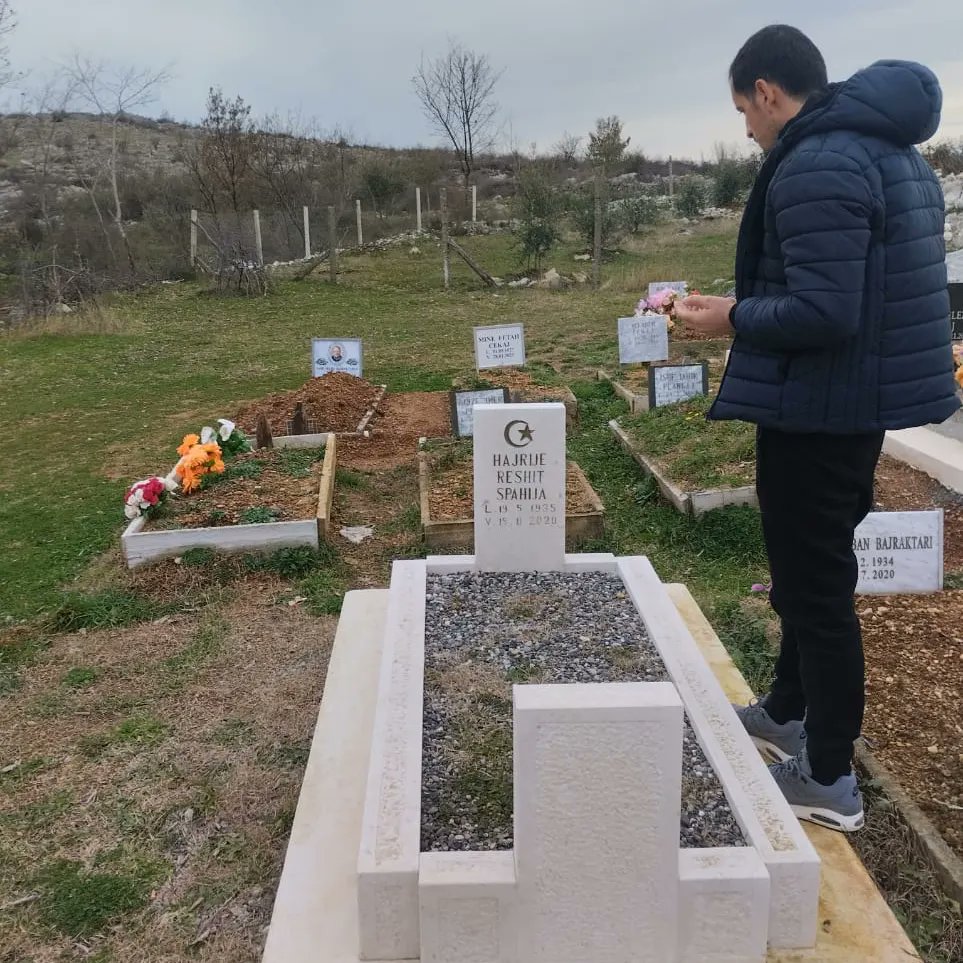UlberAksu's tweet photo. “Biz Allah için varız, O’na ulaşmak ve teslimiyet için yaratıldık, mutlaka O’na geri döneceğiz ve ulaşacağız.”

(Kur’an-ı Kerim’in Bakara Suresi’nin 156. ayeti.)

Memlekette baba ve anne tarafımın aile kabristanlarını ziyaret edip dualarımızı eksik etmemeye çalıştık. + https://t.co/wbpbQDkypp