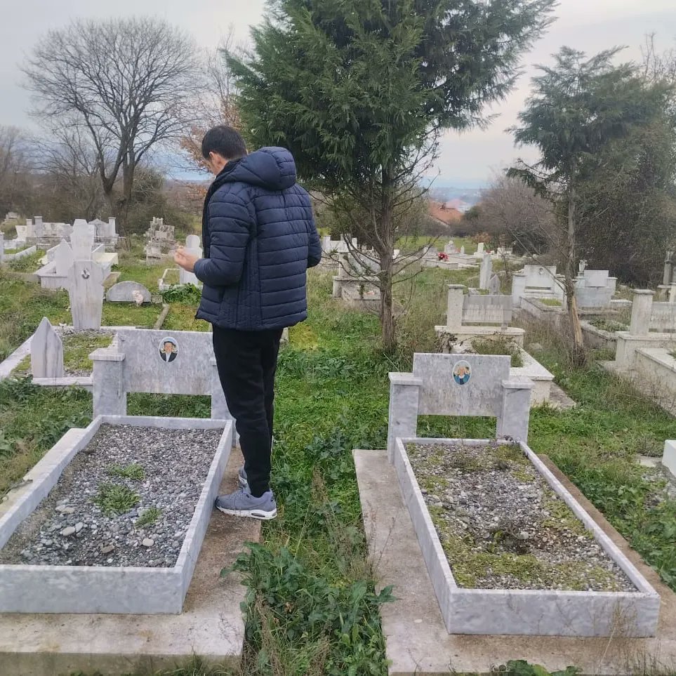 UlberAksu's tweet photo. “Biz Allah için varız, O’na ulaşmak ve teslimiyet için yaratıldık, mutlaka O’na geri döneceğiz ve ulaşacağız.”

(Kur’an-ı Kerim’in Bakara Suresi’nin 156. ayeti.)

Memlekette baba ve anne tarafımın aile kabristanlarını ziyaret edip dualarımızı eksik etmemeye çalıştık. + https://t.co/wbpbQDkypp