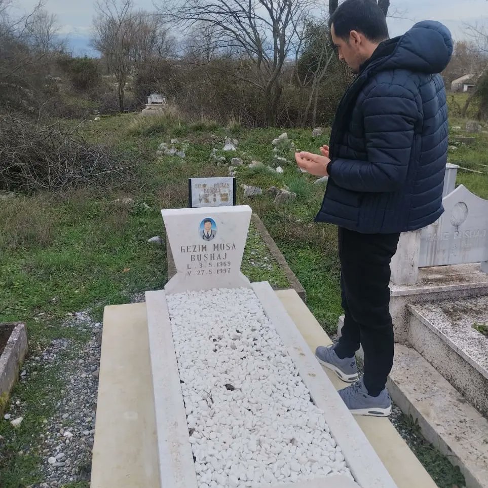 UlberAksu's tweet photo. “Biz Allah için varız, O’na ulaşmak ve teslimiyet için yaratıldık, mutlaka O’na geri döneceğiz ve ulaşacağız.”

(Kur’an-ı Kerim’in Bakara Suresi’nin 156. ayeti.)

Memlekette baba ve anne tarafımın aile kabristanlarını ziyaret edip dualarımızı eksik etmemeye çalıştık. + https://t.co/wbpbQDkypp