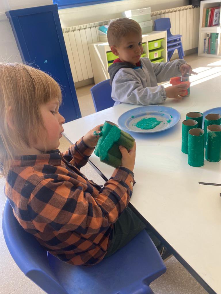 FEDACSantFeliu's tweet photo. Sant Jordi ja ha arribat al menjador de l’escola!!! Entre tots i totes, des dels més petits als més grans hem preparat un munt de decoracions per aquest gran dia. Ja teniu la rosa i el llibre a punt per regalar?🌹📖
#avuixdemà2024 #scolarest #escolesfedac https://t.co/42gB2qVLxY