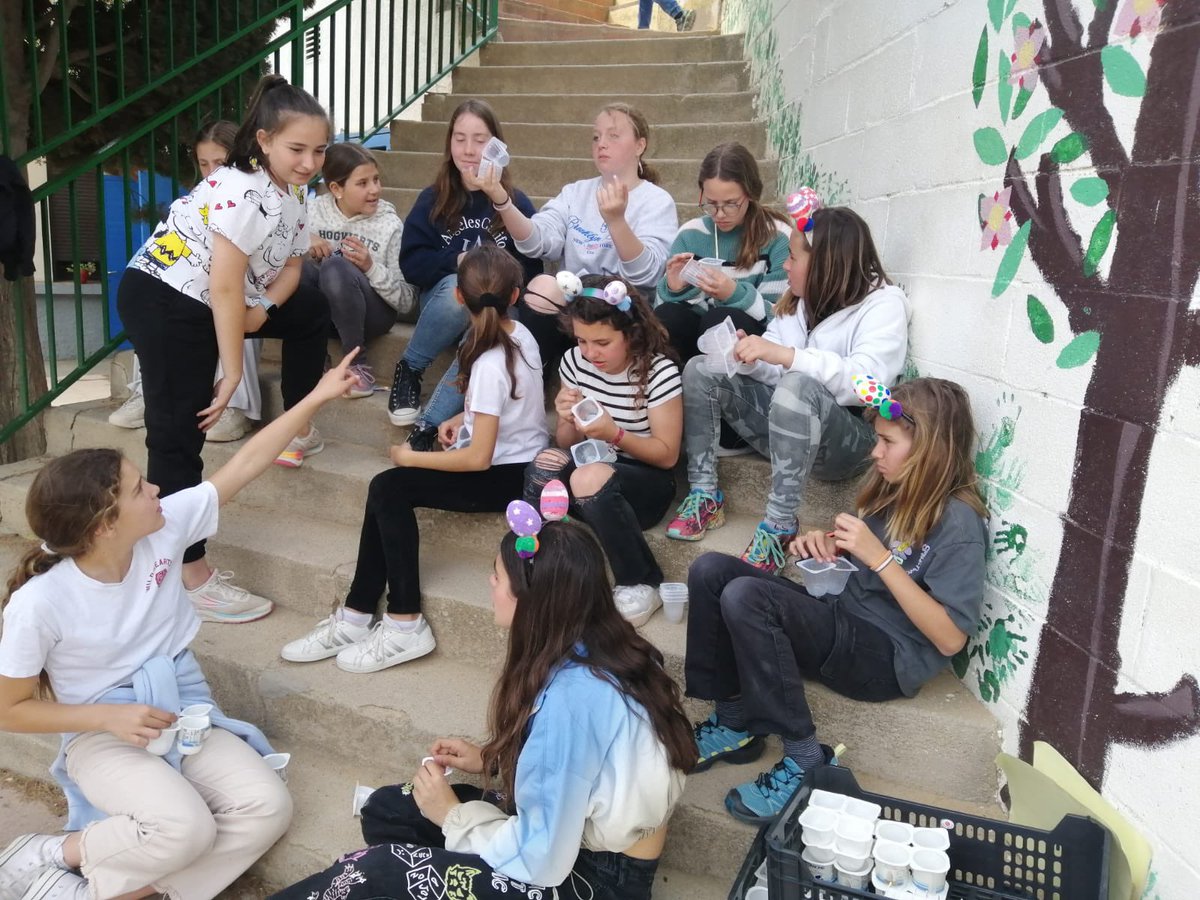 FEDACSantFeliu's tweet photo. Sant Jordi ja ha arribat al menjador de l’escola!!! Entre tots i totes, des dels més petits als més grans hem preparat un munt de decoracions per aquest gran dia. Ja teniu la rosa i el llibre a punt per regalar?🌹📖
#avuixdemà2024 #scolarest #escolesfedac https://t.co/42gB2qVLxY