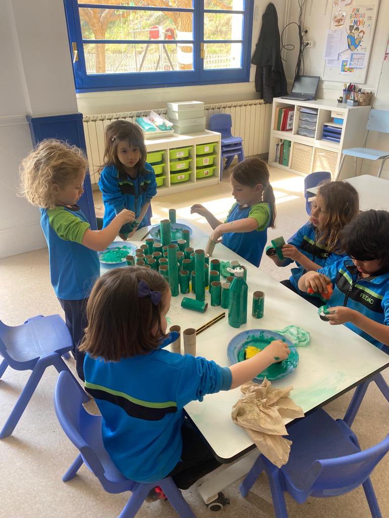 FEDACSantFeliu's tweet photo. Sant Jordi ja ha arribat al menjador de l’escola!!! Entre tots i totes, des dels més petits als més grans hem preparat un munt de decoracions per aquest gran dia. Ja teniu la rosa i el llibre a punt per regalar?🌹📖
#avuixdemà2024 #scolarest #escolesfedac https://t.co/42gB2qVLxY
