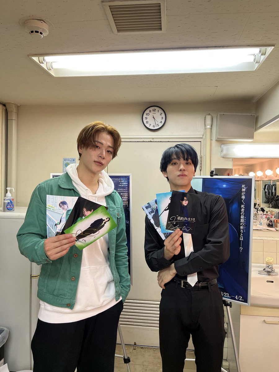 lastencore_st's tweet photo. 舞台『#ラストアンコール』ただいま公演グッズの事後通販実施中❗️
公演パンフレットや各種ブロマイド、アクリルスタンドに加え、公演DVDの予約も受付中💿
ランブロのキャストサイン入りも通販用に残しております❗️

🔻グッズ購入はこちらから！
https://t.co/xH5eACCG8x https://t.co/DhJAuCj5DR