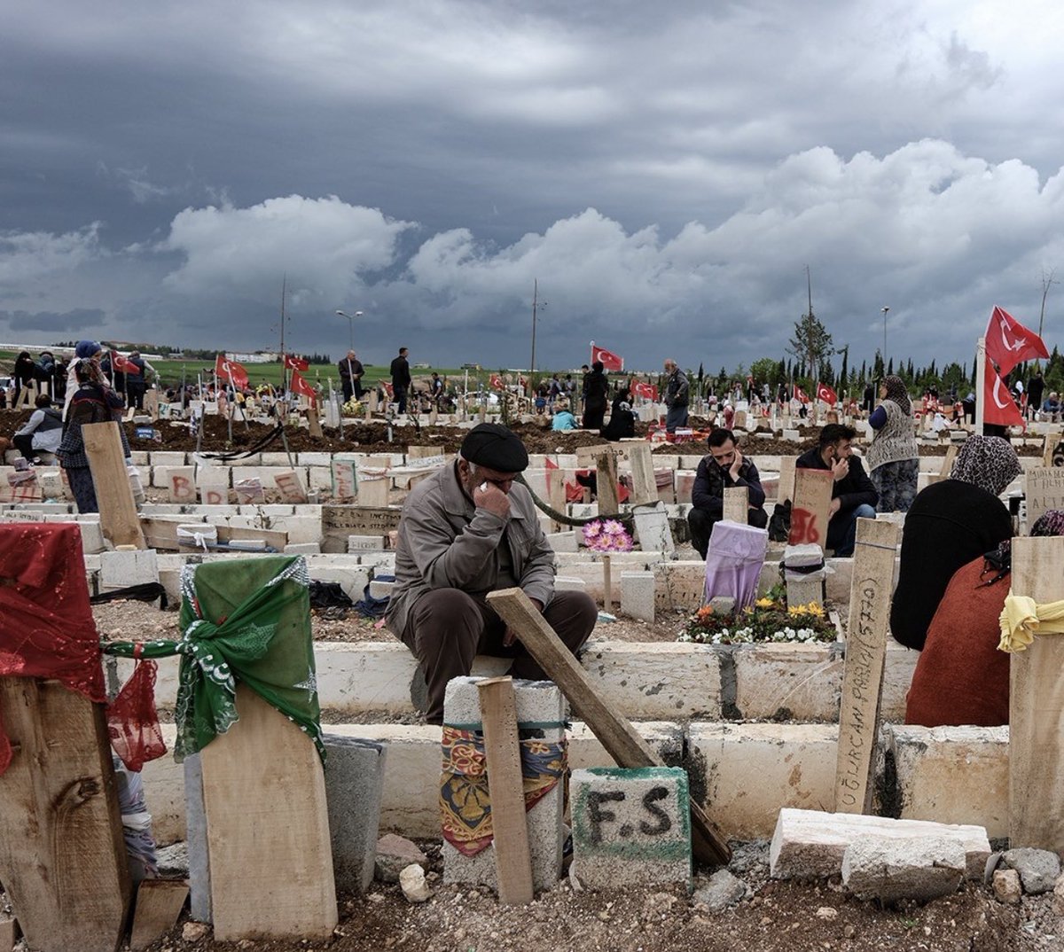 Bu fotoğrafı unutmayın burada hüzün yatıyor .
Burada hasret yatıyor .
Burada yarım kalan  hayaller yatıyor .
Peki nasıl olacak biz nasıl Şubat ayından Nisan ayına geçeceğiz ????

#hatay #SesimiDuyanVarmı #DepremiUnutmaUnutturma