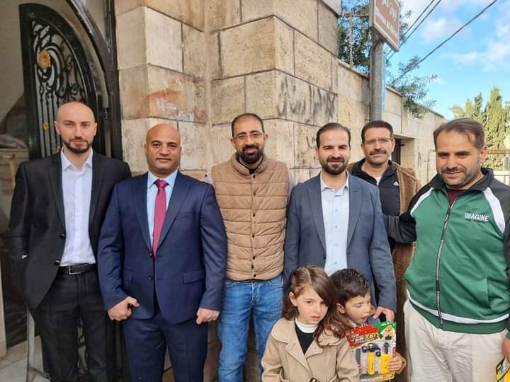 ardasherbabik's tweet photo. ئێستا پیرۆزکردنی جەژنی ڕەمەزان لە لایەن کوردانی "ئەیوبی"ەوە لە دیوانی کوردانی شاری خەلیل لەفەلەستین لە نزیک مزگەوتی ئیبراهیمی.  سڵاویان هەیە بۆتان ئەو وێنانە لە لایەن سوهەیب فەراح الکوردی نێردراون بۆ پەڕگەی مێژووی کورد لە تۆڕی کۆمەڵایەتی فەیسبووک.
💚☀️❤️
کورد 
کوردستان https://t.co/xxmTwj4EAb