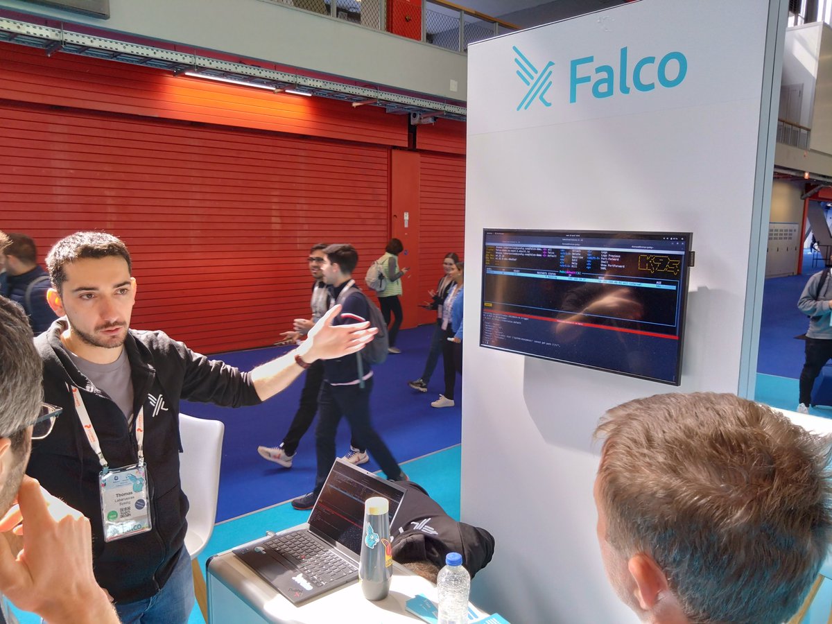 devhunger's tweet image. I can see the #k9s CLI tool from @kitesurfer showing up in a LOT of places at #KubeConEU, I&apos;m not surprised - it&apos;s like a #Kubernetes superpower 😍