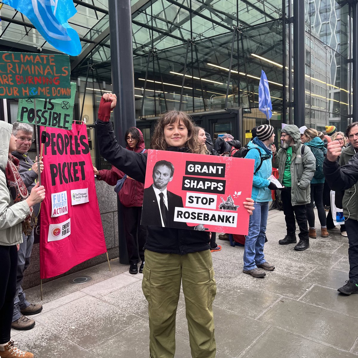 laurensunfl0wer's tweet photo. We are outside the Department for Energy Security and Net Zero @energygovuk demanding an end to new fossil fuel projects.

We’re here all day. Come down to 1 Victoria street, Westminster ✊🌍

@grantshapps, #StopRosebank 📢‼️ https://t.co/5tIbqCgrzc