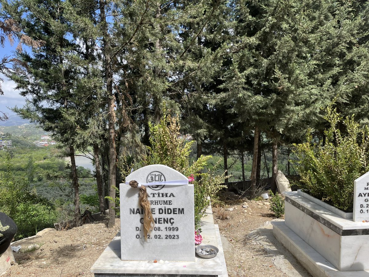 Kardeşim anneme hep “Benim saçlarım neden bu kadar az, keşke senin gibi saçlarım olsaydı” diyordu . Annem beline kadar olan saçlarını kesti, bayramda kardeşimin mezarına astı.. Bayramda mezarlık ziyaretine gittik. Bizim için hiç bir bayram bayram değil artık..