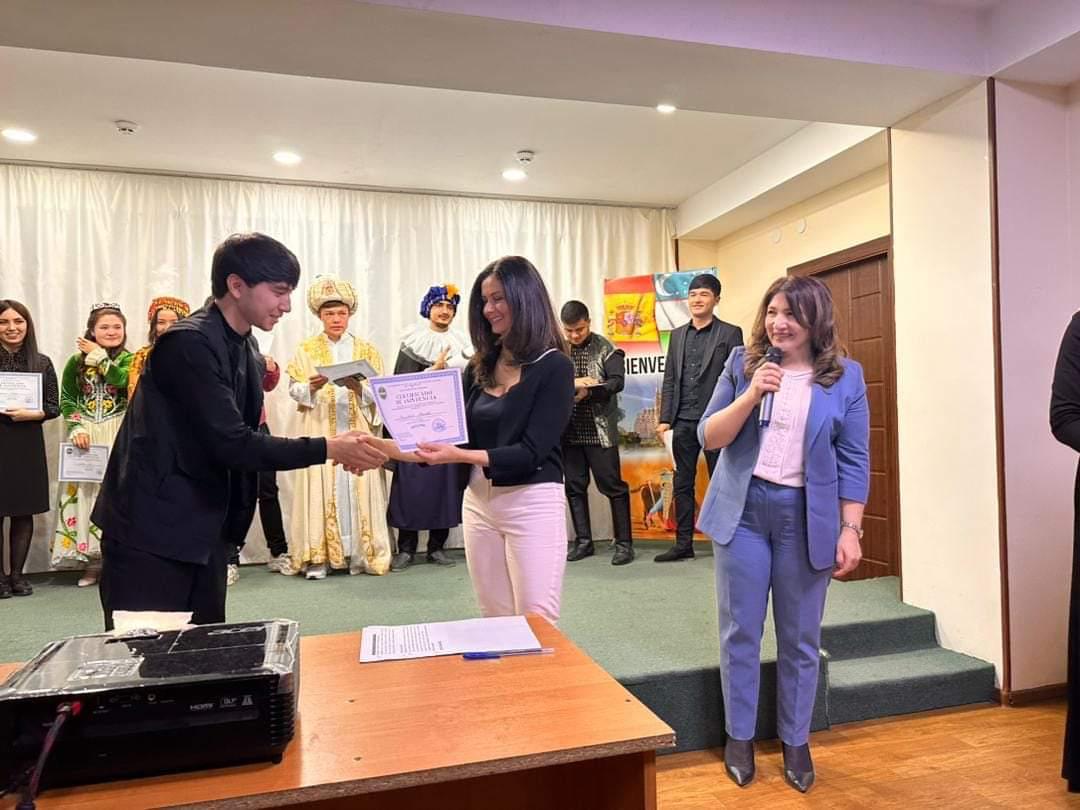 UCO_ORI's tweet photo. La profesora Silvia Abad, de la Facultad de @CCEducacionUCO, ha regresado ya de su estancia en #Uzbekistán!!
Una experiencia, la de la #ErasmusPlus KA171 en la Universidad Estatal de las Lenguas del Mundo (#UZSWLU, Tashkent), de la que ha vuelto muy contenta.
@Univcordoba #ORI https://t.co/8NJNowcUTP