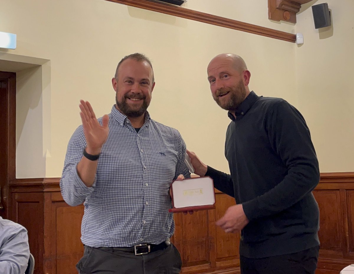 Delighted to see <a href="/TheBLCS/">The British Liquid Crystal Society</a> mid-career prize The Hilsum Medal presented to @softmattrtheory by BLCS Chair <a href="/nigelmottram/">Nigel Mottram</a> at last night’s conference dinner 💧💎