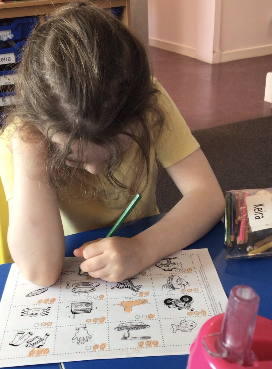 murrayfieldlc's tweet photo. P2-3 loved a new syllable activity this week. Clap the name of the picture and colour in the dots to show how many claps 🖍👏#syllableclapping #phonologicalawareness https://t.co/gLd8NnztIi