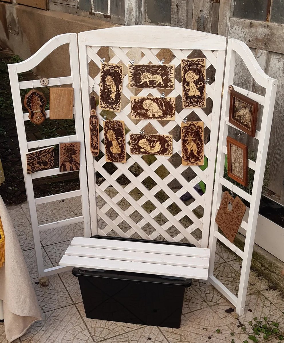 Soraziaa's tweet image. Petit test de stand en extérieur, j&apos;ai encore quelques réglages à faire, un fanion à coudre et pi être quelque cadre et pin&apos;s en plus et je pense que je serai prête :)
#art #pyrography  #pyrogravure #traditionnalart #moyenage #medievalart #animals #artistmarket #market #stand