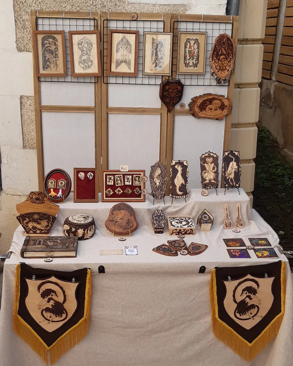 Soraziaa's tweet image. Petit test de stand en extérieur, j&apos;ai encore quelques réglages à faire, un fanion à coudre et pi être quelque cadre et pin&apos;s en plus et je pense que je serai prête :)
#art #pyrography  #pyrogravure #traditionnalart #moyenage #medievalart #animals #artistmarket #market #stand