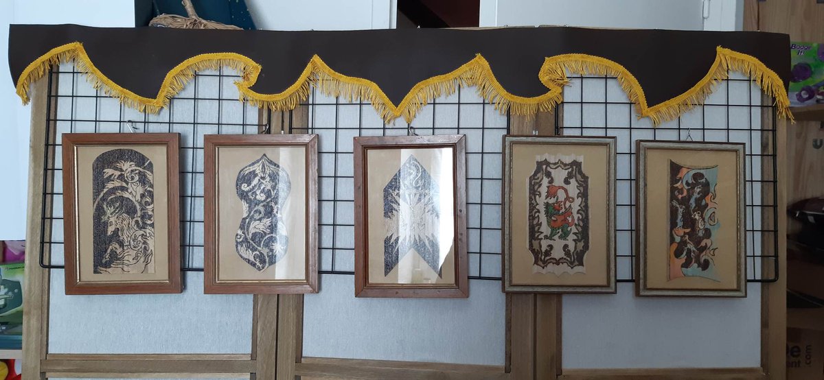 Soraziaa's tweet image. Petit test de stand en extérieur, j&apos;ai encore quelques réglages à faire, un fanion à coudre et pi être quelque cadre et pin&apos;s en plus et je pense que je serai prête :)
#art #pyrography  #pyrogravure #traditionnalart #moyenage #medievalart #animals #artistmarket #market #stand
