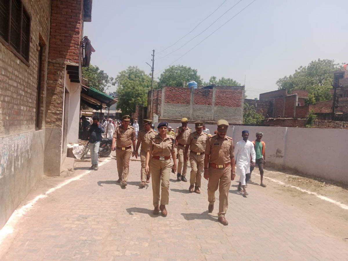 DcpVns's tweet photo. माह-ए-रमजान के अलविदा की नमाज में रही सतर्कता, पुलिस उपायुक्त वरुणा जोन @Arti_IPS17 ने पुलिस फोर्स के साथ वरुणा जोन, कमिश्नरेट वाराणसी अन्तर्गत विभिन्न मस्जिदों का भ्रमण कर शांति व सुरक्षा व्यवस्था का लिया जायजा।
#UPPolice #PoliceCommissionerateVaranasi #DcpVarunaZoneVns https://t.co/czSmZfvzng