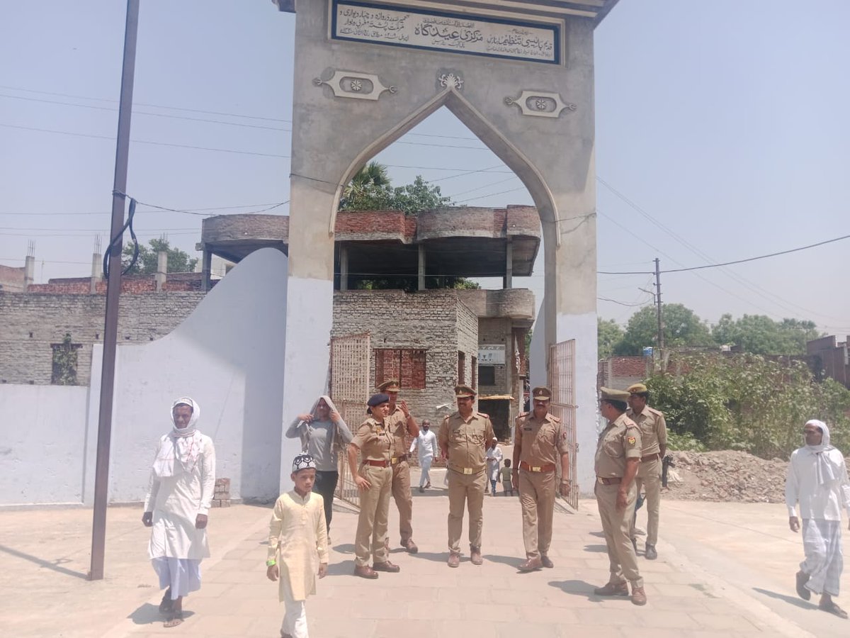 DcpVns's tweet photo. माह-ए-रमजान के अलविदा की नमाज में रही सतर्कता, पुलिस उपायुक्त वरुणा जोन @Arti_IPS17 ने पुलिस फोर्स के साथ वरुणा जोन, कमिश्नरेट वाराणसी अन्तर्गत विभिन्न मस्जिदों का भ्रमण कर शांति व सुरक्षा व्यवस्था का लिया जायजा।
#UPPolice #PoliceCommissionerateVaranasi #DcpVarunaZoneVns https://t.co/czSmZfvzng