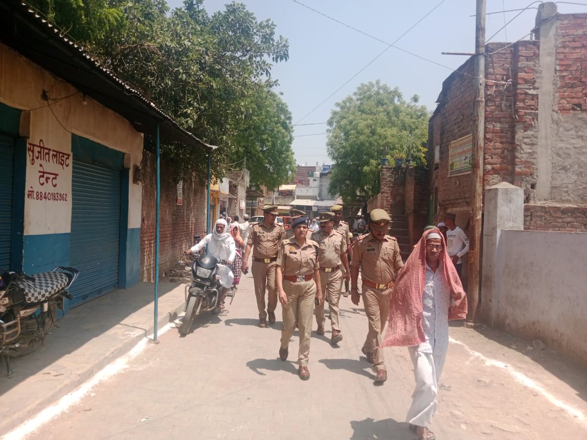 DcpVns's tweet photo. माह-ए-रमजान के अलविदा की नमाज में रही सतर्कता, पुलिस उपायुक्त वरुणा जोन @Arti_IPS17 ने पुलिस फोर्स के साथ वरुणा जोन, कमिश्नरेट वाराणसी अन्तर्गत विभिन्न मस्जिदों का भ्रमण कर शांति व सुरक्षा व्यवस्था का लिया जायजा।
#UPPolice #PoliceCommissionerateVaranasi #DcpVarunaZoneVns https://t.co/czSmZfvzng