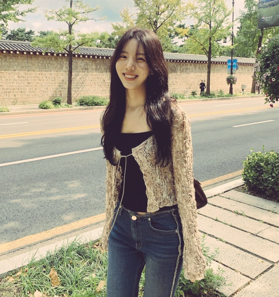 Smiling at someone you met on the street is, in itself, a form of charity. So, as much as possible, wear your smile, you'll never know how it can make someone's day a little bit better 😊 I hope you're all having a good day! 🤍