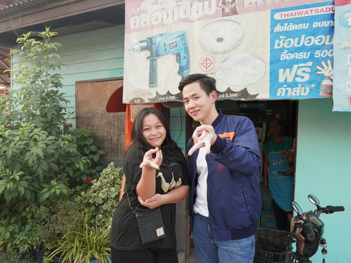 MFP_PALMVT's tweet photo. บรรยากาศเดินหาเสียงเมื่อวานครับ ขอบคุณทุกคนที่เข้ามาทักทายกันนะครับบ🧡🧡🧡
.
สุดท้าย...เลือกตั้งปีนี้เข้าคูหา กาเบอร์ 6 สำหรับเขตคันนายาวและบึงกุ่ม และกาเบอร์ 31 เพื่อประเทศไทยกันนะครับ
#ก้าวไกล #คันนายาว #บึงกุ่ม #ปาล์มวิทวัส #เลือกตั้ง66 https://t.co/YdA0g5b8Xg