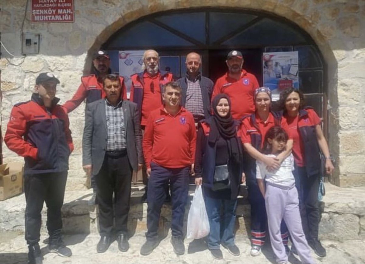 DAYMED2011's tweet photo. DAYMED Ailesi olarak iyi insanlarla  destek bekleyen afetzedeler arasında köprü olmaya devam ediyoruz. Unutmayalım ki oradaki insanların birçok eksiği var. Biz belki un, yağ, bulgur götürmüş olabiliriz ama evladı, anne babası veya bir ayağı kolu ve önemlisi anıları, hayalleri ve https://t.co/ITs2OmyiXr