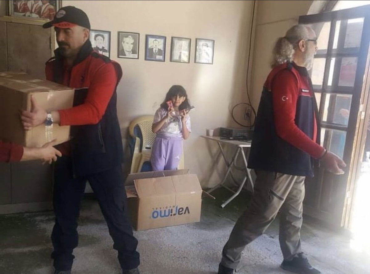 DAYMED2011's tweet photo. DAYMED Ailesi olarak iyi insanlarla  destek bekleyen afetzedeler arasında köprü olmaya devam ediyoruz. Unutmayalım ki oradaki insanların birçok eksiği var. Biz belki un, yağ, bulgur götürmüş olabiliriz ama evladı, anne babası veya bir ayağı kolu ve önemlisi anıları, hayalleri ve https://t.co/ITs2OmyiXr