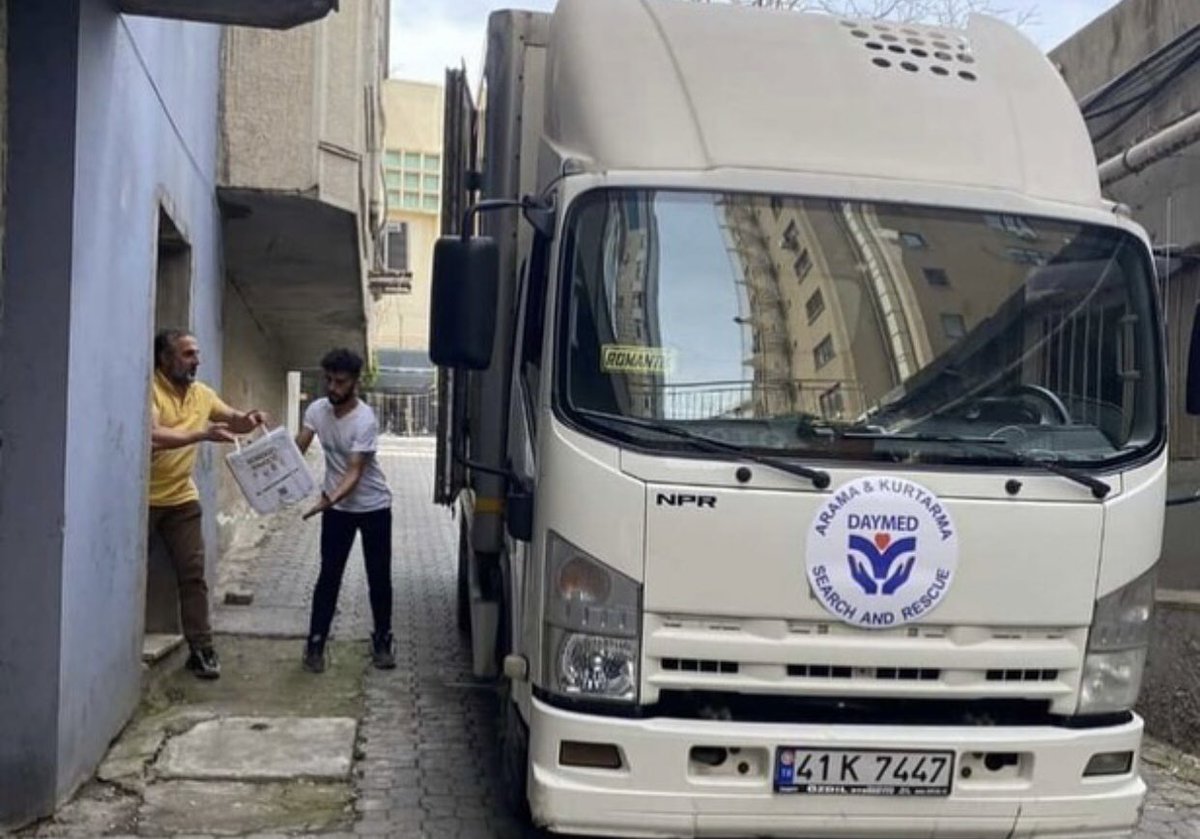 DAYMED2011's tweet photo. DAYMED Ailesi olarak iyi insanlarla  destek bekleyen afetzedeler arasında köprü olmaya devam ediyoruz. Unutmayalım ki oradaki insanların birçok eksiği var. Biz belki un, yağ, bulgur götürmüş olabiliriz ama evladı, anne babası veya bir ayağı kolu ve önemlisi anıları, hayalleri ve https://t.co/ITs2OmyiXr