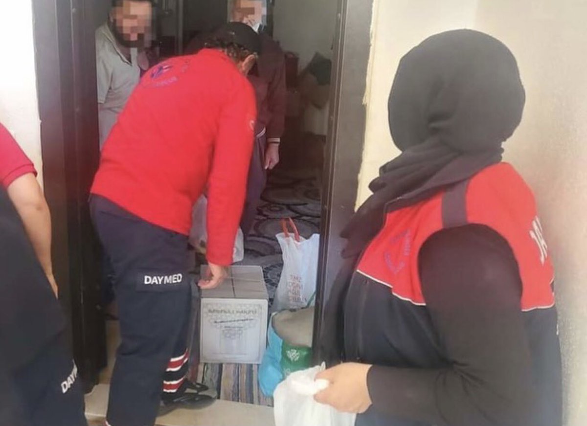 DAYMED2011's tweet photo. DAYMED Ailesi olarak iyi insanlarla  destek bekleyen afetzedeler arasında köprü olmaya devam ediyoruz. Unutmayalım ki oradaki insanların birçok eksiği var. Biz belki un, yağ, bulgur götürmüş olabiliriz ama evladı, anne babası veya bir ayağı kolu ve önemlisi anıları, hayalleri ve https://t.co/ITs2OmyiXr