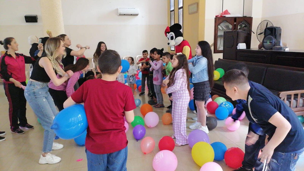 Beirutlitanmiya's tweet photo. “العيد هو فرحة الأطفال“

بأجواء مليئة بالفرح ، نظمت #جمعية_بيروت_للتنمية حفل ترهيفي للاطفال في قاعة الوالدين في #برجا  ، بمناسبة #عيد_الفطر_السعيد 
تخلّل الحفل ممارسة العديد من الأنشطة و الالعاب المُمتعة .
كما تم توزيع “هدايا العيد" للجميع 
كل عام و انتم بخير .
  @ahmadhachmieh https://t.co/Dr60QZff3F