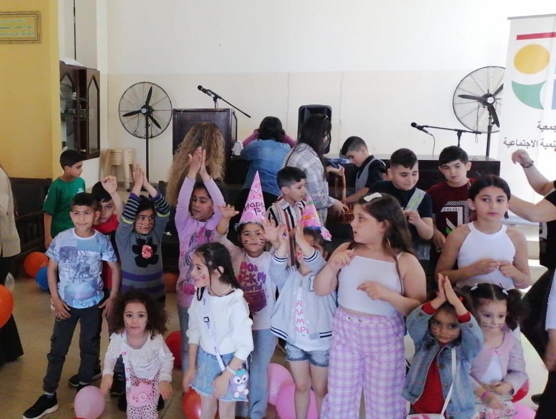 Beirutlitanmiya's tweet photo. “العيد هو فرحة الأطفال“

بأجواء مليئة بالفرح ، نظمت #جمعية_بيروت_للتنمية حفل ترهيفي للاطفال في قاعة الوالدين في #برجا  ، بمناسبة #عيد_الفطر_السعيد 
تخلّل الحفل ممارسة العديد من الأنشطة و الالعاب المُمتعة .
كما تم توزيع “هدايا العيد" للجميع 
كل عام و انتم بخير .
  @ahmadhachmieh https://t.co/Dr60QZff3F