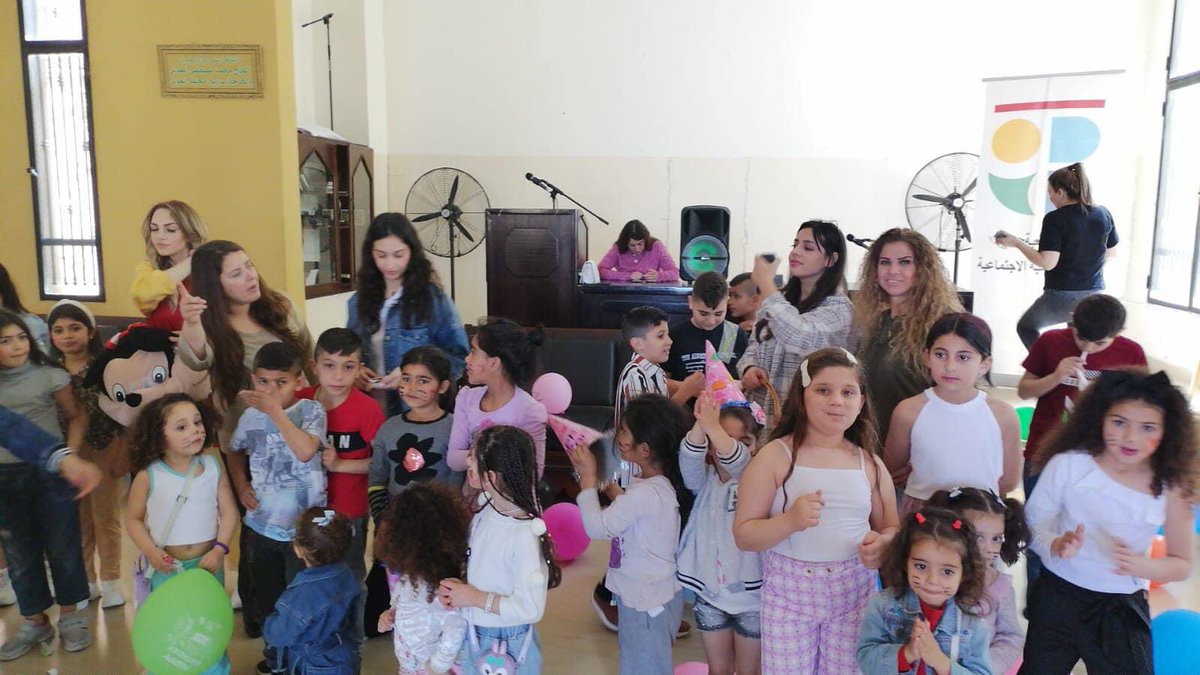 Beirutlitanmiya's tweet photo. “العيد هو فرحة الأطفال“

بأجواء مليئة بالفرح ، نظمت #جمعية_بيروت_للتنمية حفل ترهيفي للاطفال في قاعة الوالدين في #برجا  ، بمناسبة #عيد_الفطر_السعيد 
تخلّل الحفل ممارسة العديد من الأنشطة و الالعاب المُمتعة .
كما تم توزيع “هدايا العيد" للجميع 
كل عام و انتم بخير .
  @ahmadhachmieh https://t.co/Dr60QZff3F