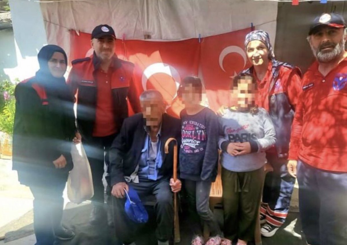 DAYMED2011's tweet photo. babası artık devlet ve bu milletin olduğunu hissettirmemiz hepsinden önemlydii.
Bölgeye gideceğimizi öğrenen bu yüreği güzel necip milletin bize ulaştırmış oldukları her bir emaneti yerlerine teslim etmenin mutluluğunu ve gururunu yaşıyoruz. https://t.co/36pYo8m4Hw