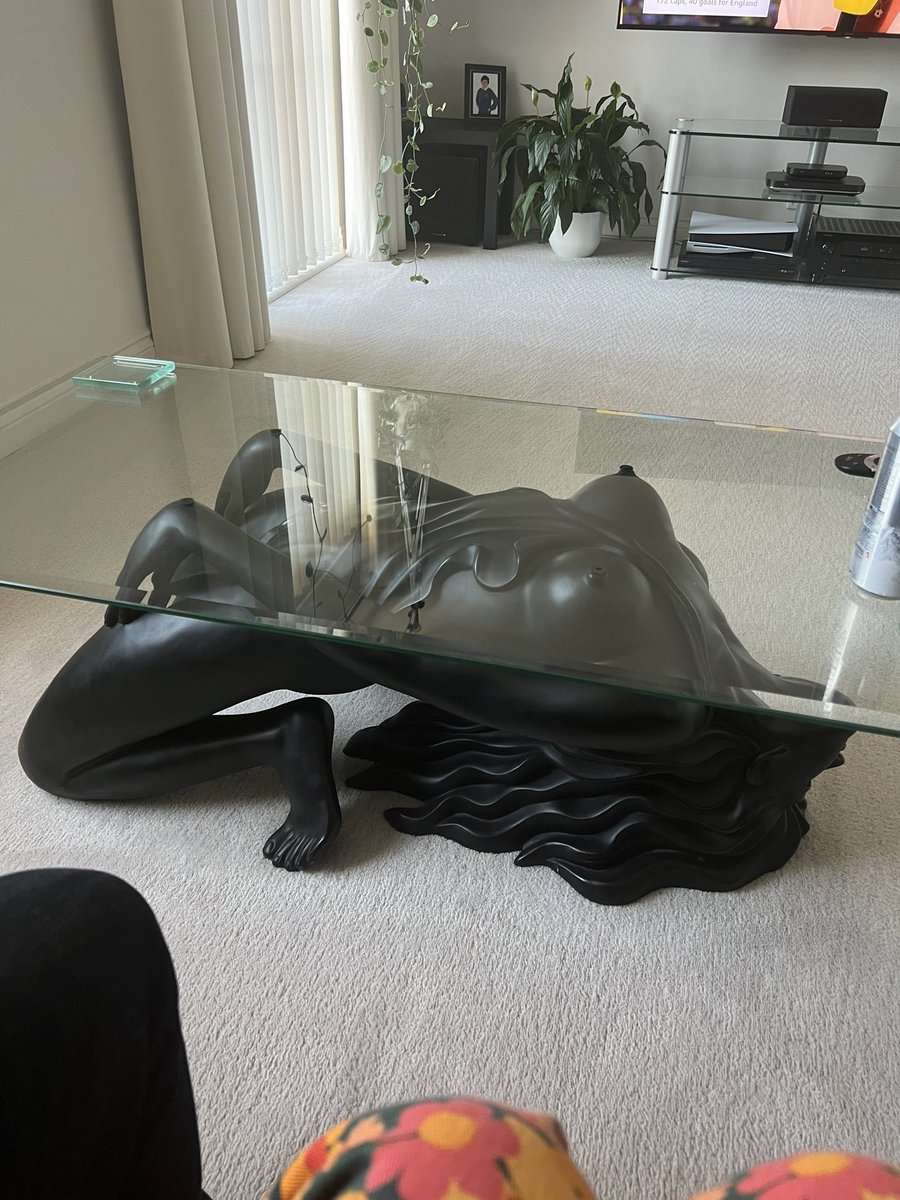 adan_zamuh's tweet photo. Just been in someone’s house and this coffee table oooh my…😲😲 https://t.co/9yU3mkXwEn