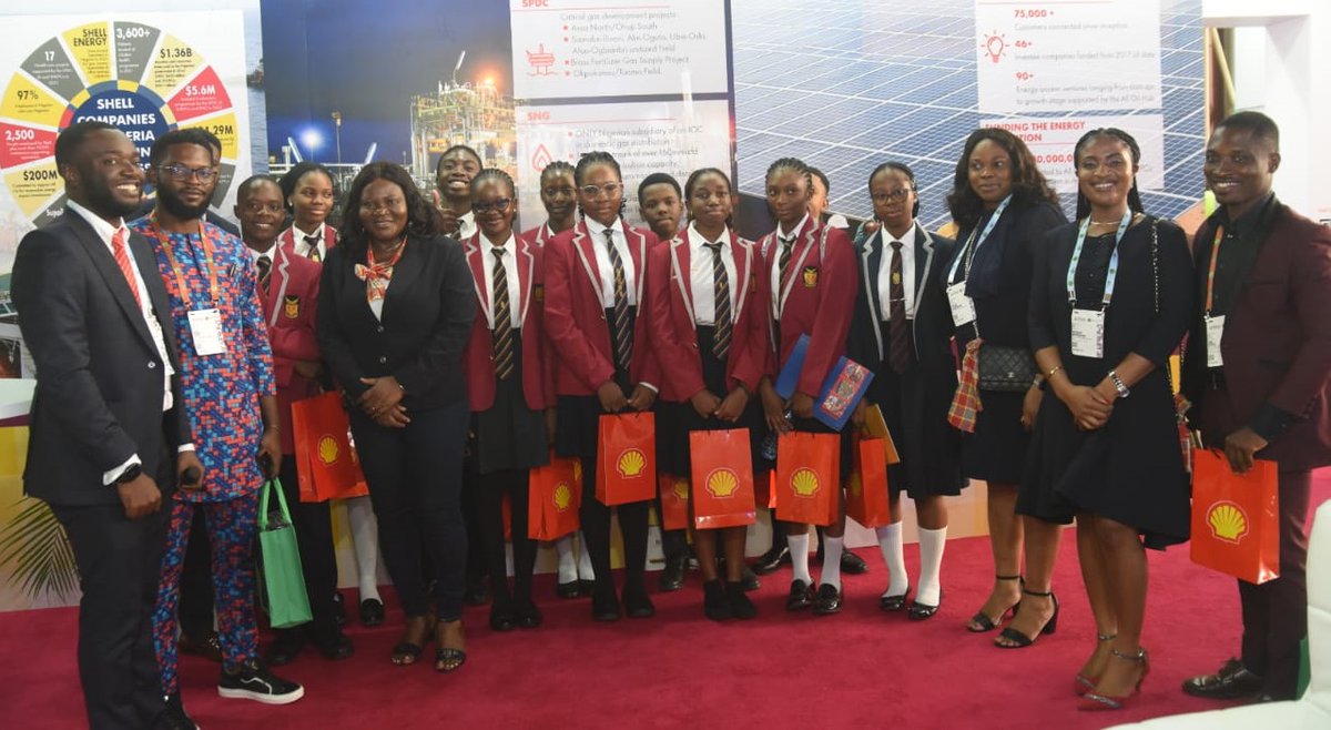 Shell_Nigeria's tweet photo. #NIES2023 visitors at the #ShellBooth 
📸PHOTOS: 

#Selfie time with the #students of Britarch #School Abuja.😀
Thank you for stopping by! 🙏 https://t.co/LK20GQbAG5