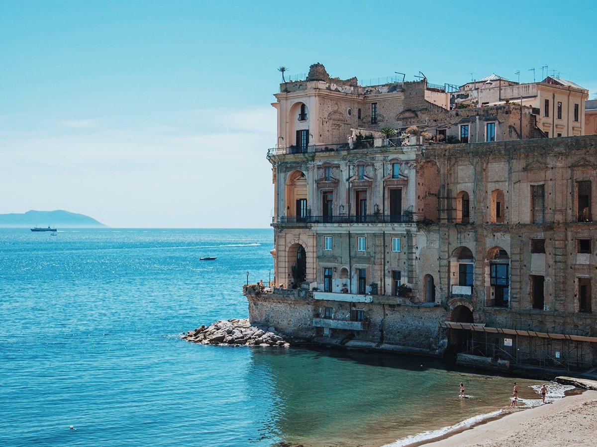 C'è una poesia in pietra sul mare di Napoli e si chiama Palazzo Donn'Anna.