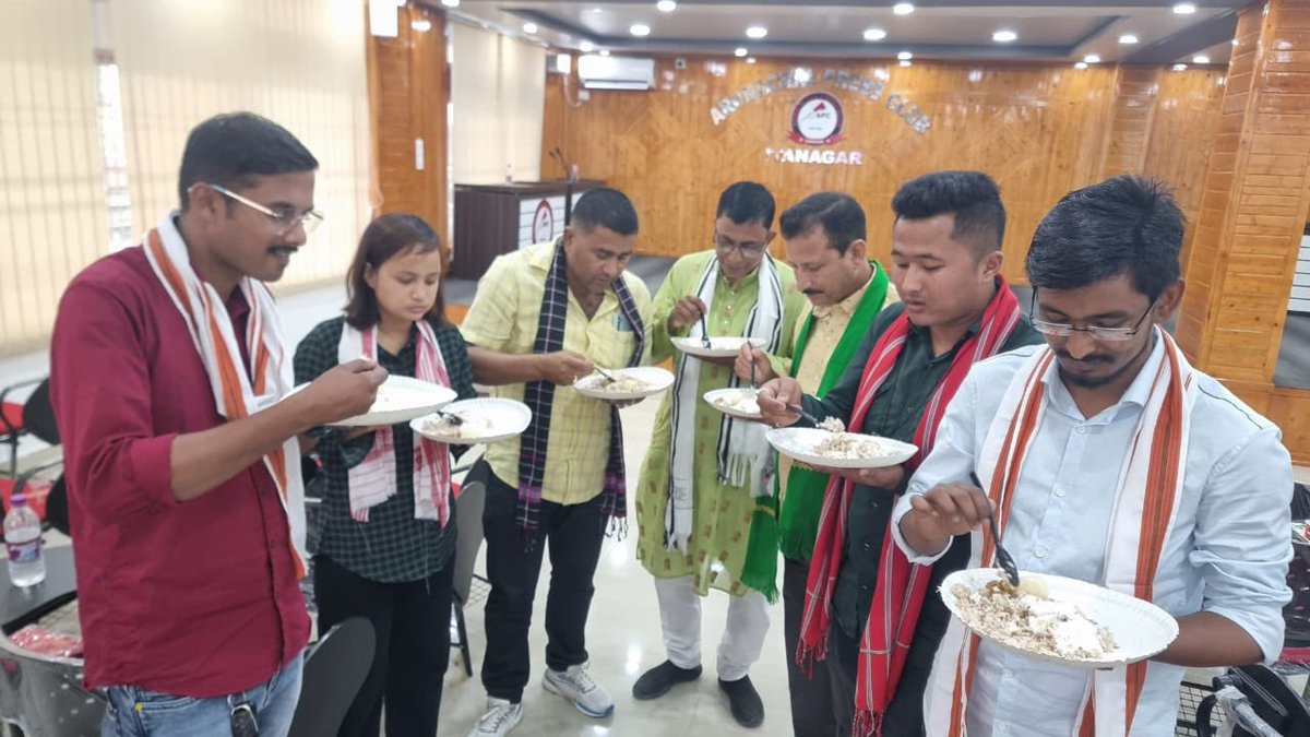 apuwjarunachal's tweet photo. Strengthening brotherhood.
#RongaliBihu was celebrated by the Biswanath District Press Club, the Assam &amp; the Arunachal Press Clubs &amp;Arunachal Pradesh Union of Working Journalists at the APC today. We commit ourselves to develop cooperation &amp; sensitise people to interstate issues. https://t.co/Z9pahDs9CC