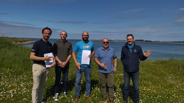 LesRibamboules's tweet photo. #LAlchimik a signé un partenariat officiel avec la #PureOceanFund en présence du plus grand mécène de cette édition, PDG de Étude Généalogique #Guénifey.
🌍25% des recettes du festival reversées à #PureOceanFund !
RDV le 17-06 de 12h00 à Corn ar Gazel
#pureoceanlover https://t.co/BTPx0ggiHW