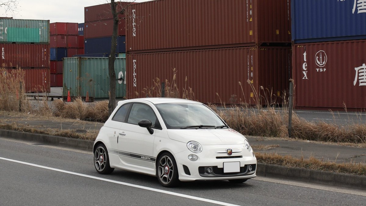 OUCracing's tweet photo. 【部員紹介】
(新2回生)主務・広報担当Mくん!

ABARTH 595・Ninja400

本当に国産が欲しいと嘆き日々の故障と戦ってます!?

 #大阪商業大学
 #自動車部
 #春から大商大
 #部員紹介 
 #アバルト595
 #Ninja400 
 #車好きと繋がりたい
 #部員募集中 https://t.co/IiCiowoJpn