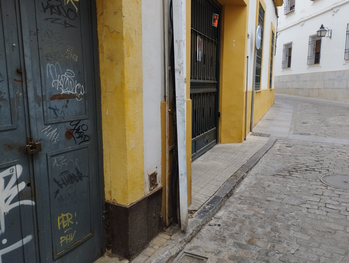 andalucia_Todxs's tweet photo. Calle Buen Pastor, zona de riesgo. De la.cámara publicitada no hay señales. De los daños que se ocasionan a.fachadas y a la vecindad un PPuro derroche. @jmbellido desaPParecido https://t.co/zxOIw7OSdN