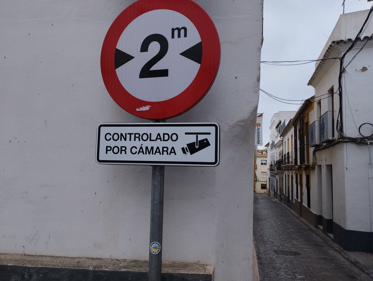 andalucia_Todxs's tweet photo. Calle Buen Pastor, zona de riesgo. De la.cámara publicitada no hay señales. De los daños que se ocasionan a.fachadas y a la vecindad un PPuro derroche. @jmbellido desaPParecido https://t.co/zxOIw7OSdN