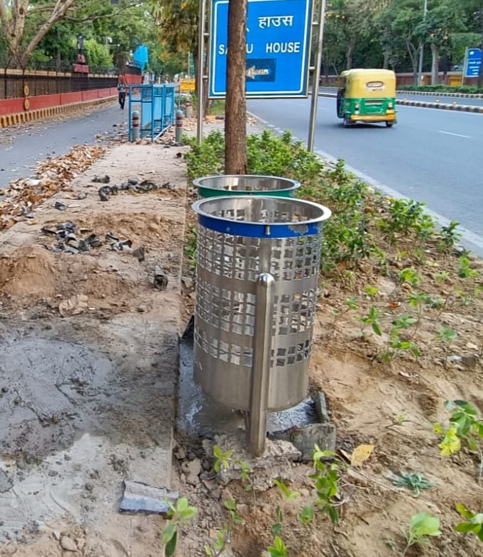 tweetndmc's tweet photo. To maintain cleanliness & hygiene in New Delhi area #NDMC is installing 450 pairs of Stainless Steel Bins for dry & wet segregated waste collection at parks, roadside, markets and public places.
#SwachhSurvekahan2023
#BanonSingleUsePlastic
#SmartCityNDMC
@DeepaAthlete https://t.co/QCZlP6joQf
