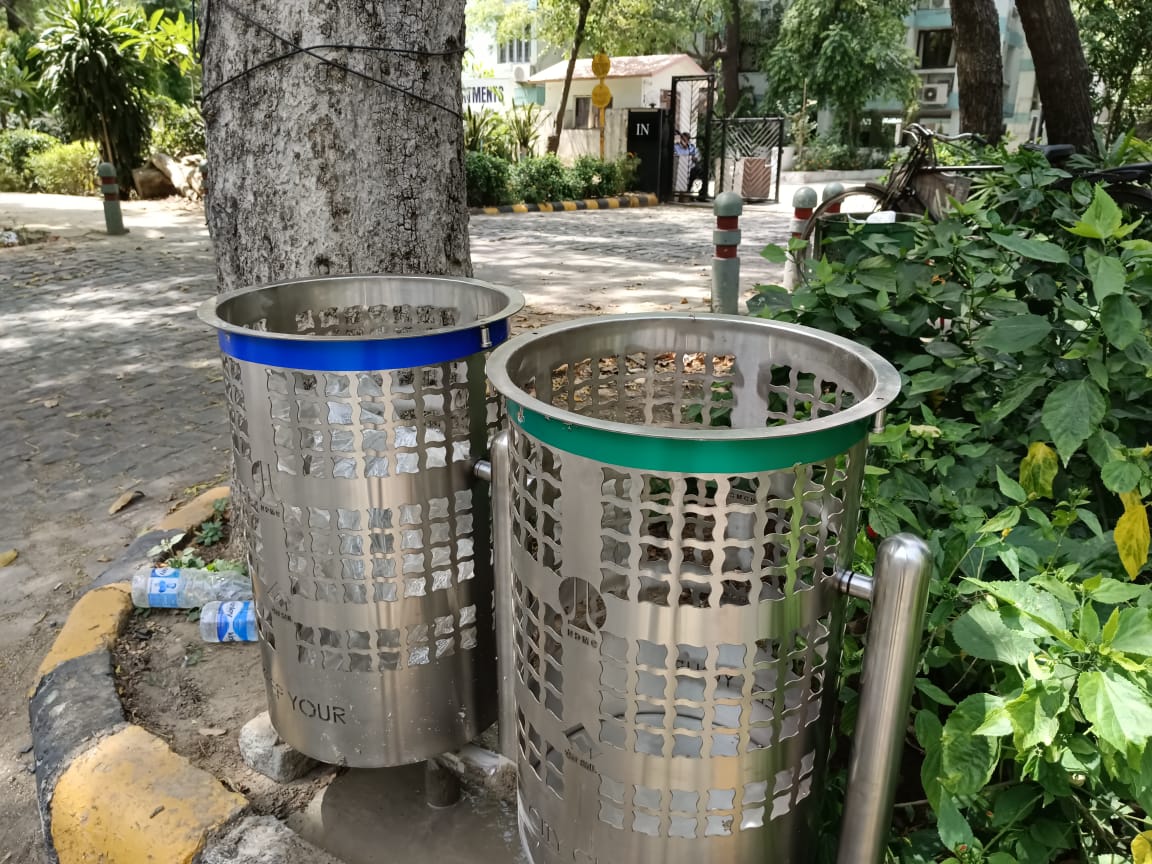 tweetndmc's tweet photo. To maintain cleanliness & hygiene in New Delhi area #NDMC is installing 450 pairs of Stainless Steel Bins for dry & wet segregated waste collection at parks, roadside, markets and public places.
#SwachhSurvekahan2023
#BanonSingleUsePlastic
#SmartCityNDMC
@DeepaAthlete https://t.co/QCZlP6joQf