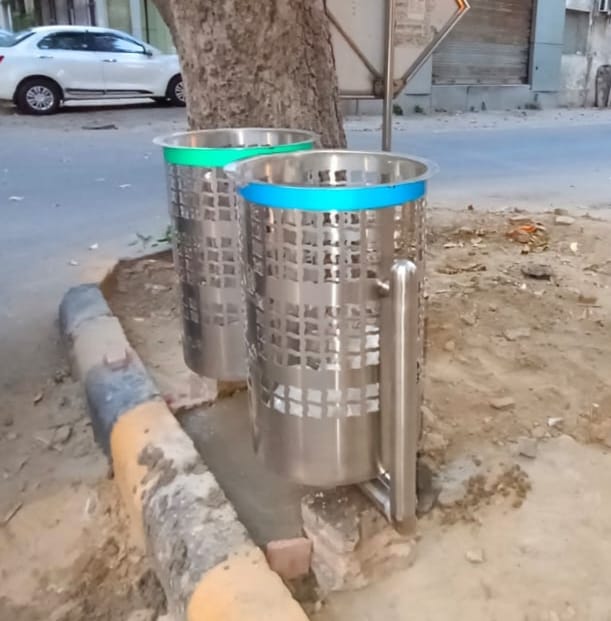 tweetndmc's tweet photo. To maintain cleanliness & hygiene in New Delhi area #NDMC is installing 450 pairs of Stainless Steel Bins for dry & wet segregated waste collection at parks, roadside, markets and public places.
#SwachhSurvekahan2023
#BanonSingleUsePlastic
#SmartCityNDMC
@DeepaAthlete https://t.co/QCZlP6joQf