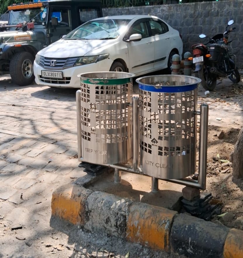 tweetndmc's tweet photo. To maintain cleanliness & hygiene in New Delhi area #NDMC is installing 450 pairs of Stainless Steel Bins for dry & wet segregated waste collection at parks, roadside, markets and public places.
#SwachhSurvekahan2023
#BanonSingleUsePlastic
#SmartCityNDMC
@DeepaAthlete https://t.co/QCZlP6joQf