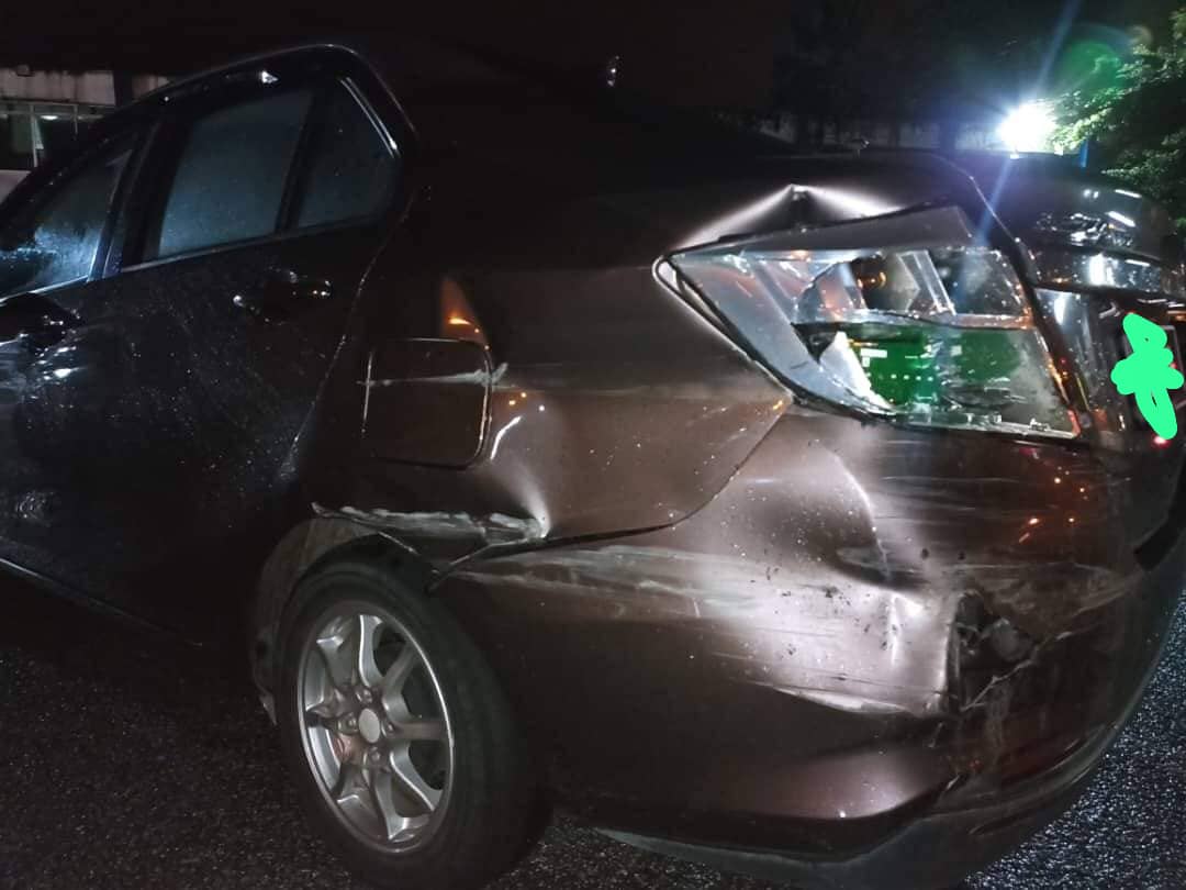 AhmadFaezal4's tweet photo. 'Apa Korang Kena Buat Kalau Accident?'

Saya nampak banyak tweet bertanya. Kalau accident, nak buat apa...? Sebab ada yang dipaksa bayar on the spot.

Jadi saya nak kongsi sikit. Sebab saya accident raya Cina lalu. Jom baca thread ni. https://t.co/0JWhKWhv8a
