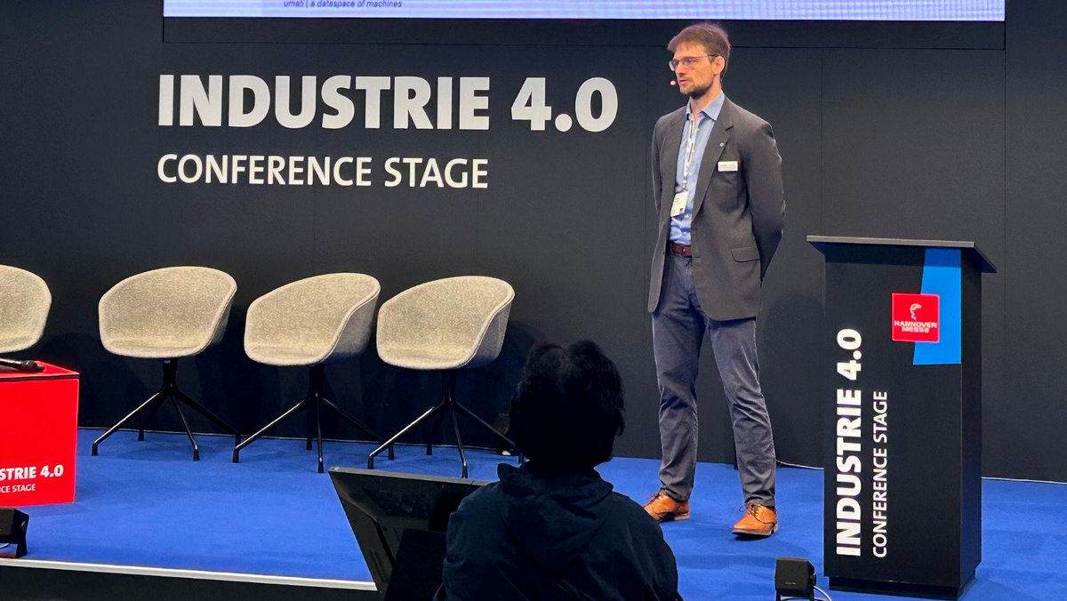 Dr. Thomas Dasbach, VDMA, präsentiert auf d. Industrie 4.0 Conference Stage die Initiative <a href="/UmatiOrg/">umati community</a>. Diese fördert die Implementierung von #OPCUA Companion Specifications. #umati ist auch Teil der neuen Kooperation des VDMA u. <a href="/tsystemscom/">T-Systems</a> #HM23 #interoperability #ManufacturingX