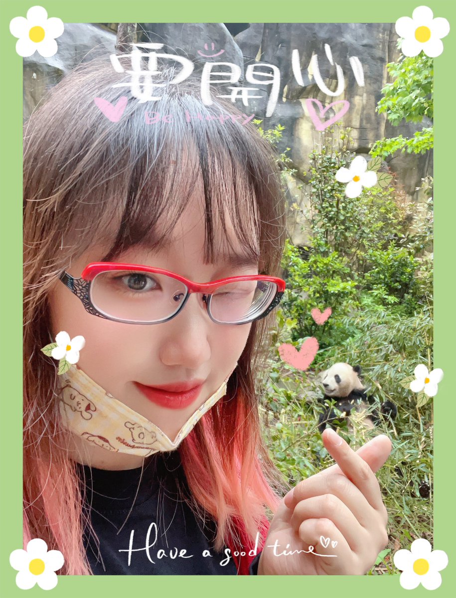P_cicy's tweet photo. 和大熊猫、小熊猫合照到啦～～～
in四川成都. 熊猫谷🐼 https://t.co/2jmvgkG975